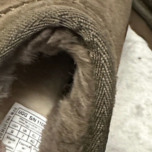 UGG Classic Slippers Size 9 - Picture 6 of 6